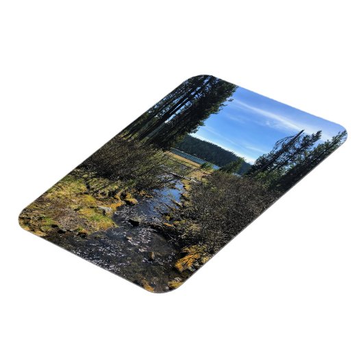 エルク湖、または マグネット (左側)