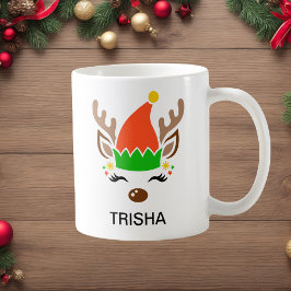 エルフの帽子をかぶったトナカイのクリスマス 名前入り ホリデー コーヒーマグカップ