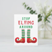 エルフの戯れをやめろ 面白いクリスマスのフレーズ ポストカード (スタンド正面)