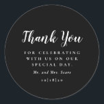 エレガンスモダンブラック&ホワイトありがとう ラウンドシール<br><div class="desc">エレガンスモダンブラックとホワイトの感謝お結婚のラウンドステッカーは、感謝の気持ちとカップルの名前とセリフフォントでの日付と美しい書道で結婚の「ありがとう」を特徴と伝統的する。結婚式の日の詳細でパーソナライズ。このデザインは、さまざまなフォーマットおよび付随する結婚イベント製品で利用可能。エレガンスモダンブラックとホワイトの結婚カップルの好意バッグとペアでアンサンブルを完成。</div>