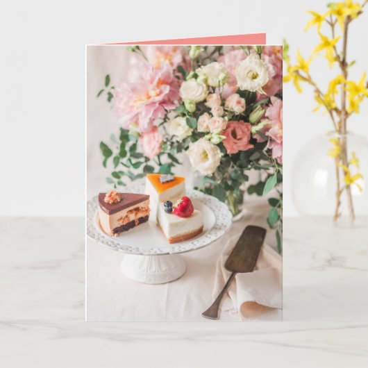 エレガントお誕生日ケーキとフローラブーケ カード (黄色い花)