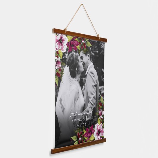 エレガントたった今結婚しましたマゼンタグリーンフローラ結婚ズ 吊り下げ型タペストリー (傾斜あり)