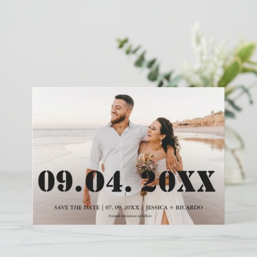 エレガントでおしゃれなボールドレターの結婚式の招待状（save the date） シーズンカード (スタンド正面)