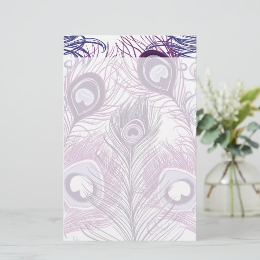 エレガントでかわいらしい紫色の孔雀の羽のデザイン 便箋 (スタンド正面)