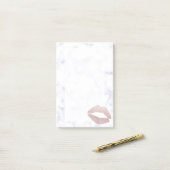 エレガントでガーリーなばら色の金ゴールドのグリッターの唇の白の大理石 ポストイット (デスク上)