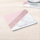 エレガントでガーリーなばら色の金ゴールドのグリッターの白い大理石のピンク スクエアペーパーコースター (アングル)