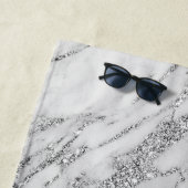 エレガントでシックで白い灰色の銀製のグリッターの大理石 ビーチタオル (インサイチュ)