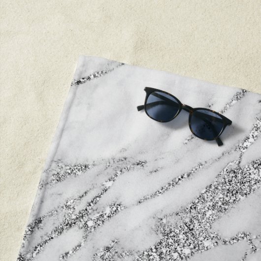 エレガントでシックで白い灰色の銀製のグリッターの大理石 ビーチタオル (インサイチュ)