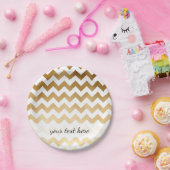 エレガントでフェイクな金ゴールドおよび白いシェブロンパターン ペーパープレート (パーティー)