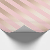 エレガントでモダンなひよこのストライプのなばら色の金ゴールドのピンク ラッピングペーパー (角)