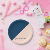 エレガントでモダンなパステル調のモモの濃紺色のブロック ペーパープレート (パーティー)