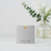 エレガントでモダンなパステル調の灰色の勾配の金ゴールドのロイヤリティ スクエア名刺 (スタンド正面)