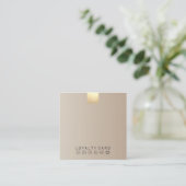 エレガントでモダンなパステル調ベージュ勾配の金ゴールドのロイヤリティ スクエア名刺 (スタンド正面)