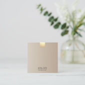 エレガントでモダンなベージュ勾配の金ゴールドのアクセントの割引 スクエア名刺 (スタンド正面)