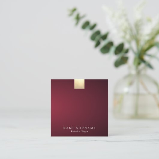 エレガントでモダンなワインのすみれ色の勾配の金ゴールドのアクセント スクエア名刺 (スタンド正面)