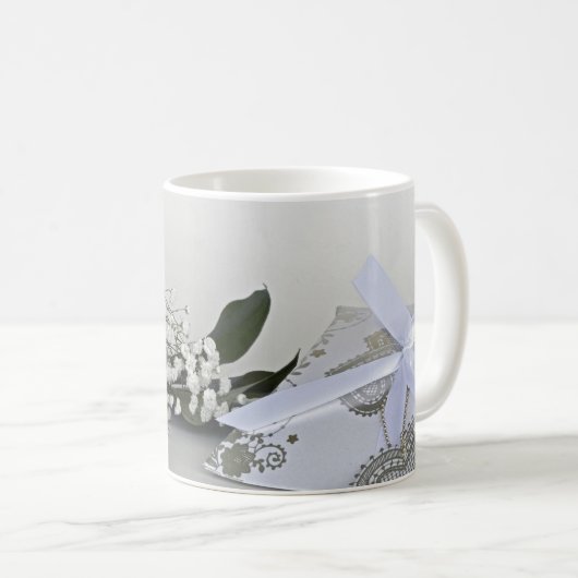 エレガントでロマンチックな白いバラのオーダーメイド コーヒーマグカップ (正面右)