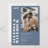 エレガントで大胆なシンプルな白とダスティーブルーの写真付き結婚式 招待状 (正面)