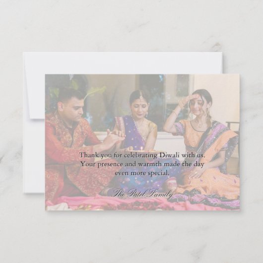 エレガントで楽しい家族の写真 ディワリ ありがとう サンキューカード (裏面)