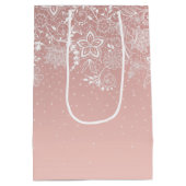 エレガントで白いレースの花柄および紙吹雪のデザイン ミディアムペーパーバッグ (裏面)