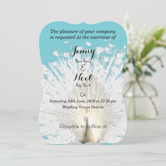 エレガントで白い孔雀は結婚式招待状に羽をつけます 招待状 (スタンド正面)