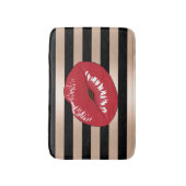 エレガントで赤い唇のばら色の金ゴールドの黒のストライブ柄パターン バスマット (正面縦)