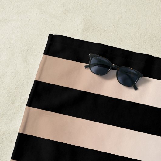 エレガントで赤い唇のばら色の金ゴールドの黒のストライブ柄パターン ビーチタオル (インサイチュ)