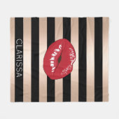 エレガントで赤い唇のばら色の金ゴールドの黒のストライブ柄パターン フリースブランケット (正面(横))