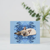 エレガントで青い花のシャム猫のかわいらしいネコ科 ポストカード (スタンド正面)