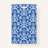 エレガントで青および白いダマスク織の家族会 バッジ (裏面)