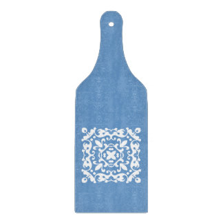 エレガントで青および白い国の台所 カッティングボード