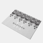 エレガントで魅力的な灰色の麻布および黒いレースのモノグラム ドアマット (アングル)