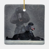 エレガントで黒い標準プードルの構成 セラミックオーナメント (裏面)