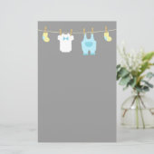 エレガントで、かわいい男の赤ちゃんの衣服 便箋 (スタンド正面)