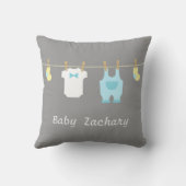 エレガントで、かわいい男の赤ちゃんの衣服、男の赤ちゃん クッション (裏面)