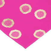 エレガントで、ガーリーでフェイクな金ゴールドのグリッターはショッキングピンクに点を打ちます ショートテーブルランナー (コーナー)