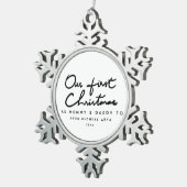 エレガントなお母さんおよびお父さんとして私達の初めてのクリスマス スノーフレークピューターオーナメント (右)