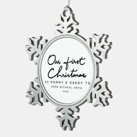 エレガントなお母さんおよびお父さんとして私達の初めてのクリスマス スノーフレークピューターオーナメント (右)