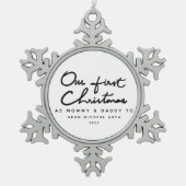 エレガントなお母さんおよびお父さんとして私達の初めてのクリスマス スノーフレークピューターオーナメント (正面)