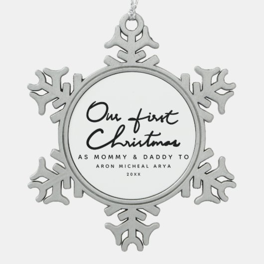 エレガントなお母さんおよびお父さんとして私達の初めてのクリスマス スノーフレークピューターオーナメント (正面)