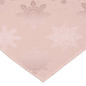 エレガントなばら色の金ゴールドのクリスマスの雪片パターン ショートテーブルランナー (コーナー)