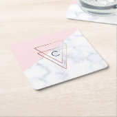 エレガントなばら色の金ゴールドの三角形の白い大理石のピンク スクエアペーパーコースター (アングル)