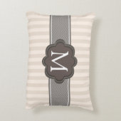 エレガントなアイボリーベージュ色ストライプのブラウンのカスタムのモノグラム アクセントクッション (裏面(縦))