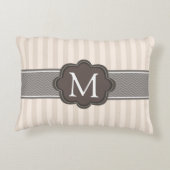 エレガントなアイボリーベージュ色ストライプのブラウンのカスタムのモノグラム アクセントクッション (裏面)