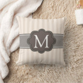 エレガントなアイボリーベージュ色ストライプのブラウンのカスタムのモノグラム クッション (ブランケット)