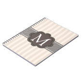 エレガントなアイボリーベージュ色ストライプのブラウンのカスタムのモノグラム ノートブック (左側)