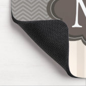 エレガントなアイボリーベージュ色ストライプのブラウンのカスタムのモノグラム マウスパッド (コーナー)