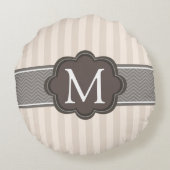 エレガントなアイボリーベージュ色ストライプのブラウンのカスタムのモノグラム ラウンドクッション (裏面)