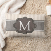 エレガントなアイボリーベージュ色ストライプのブラウンのカスタムのモノグラム ランバークッション (ブランケット)