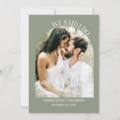 エレガントなアーチのセージグリーンでの秘密の結婚式のお知らせ 案内状 (正面)