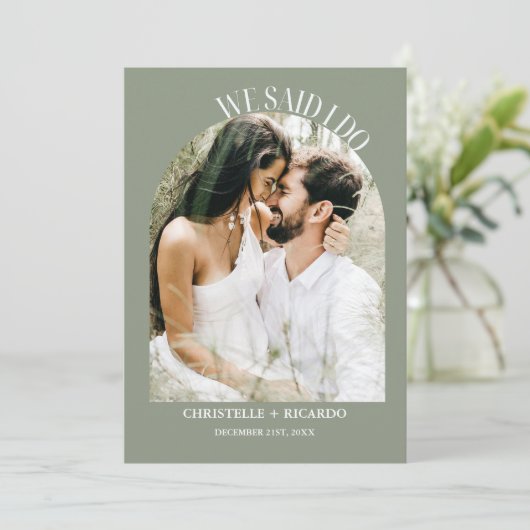 エレガントなアーチのセージグリーンでの秘密の結婚式のお知らせ 案内状 (スタンド正面)